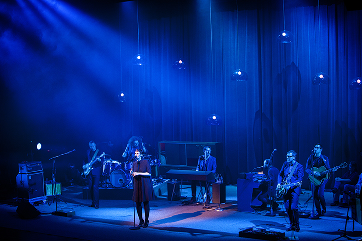 Hooverphonic @ C-Mine, picture 1, photographed by Kristof Hayen - FrontView Magazine