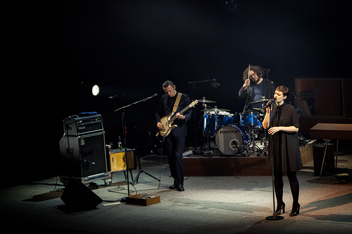 Hooverphonic @ C-Mine, picture 2, photographed by Kristof Hayen - FrontView Magazine