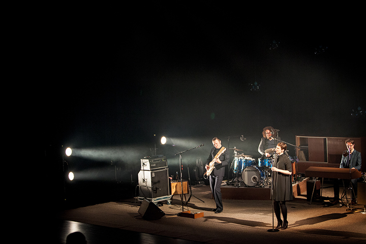 Hooverphonic @ C-Mine, picture 5, photographed by Kristof Hayen - FrontView Magazine