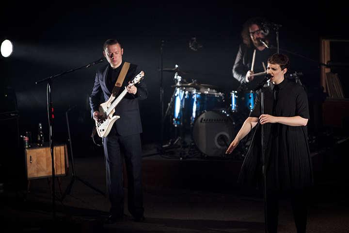 Hooverphonic @ C-Mine, picture 9, photographed by Kristof Hayen - FrontView Magazine