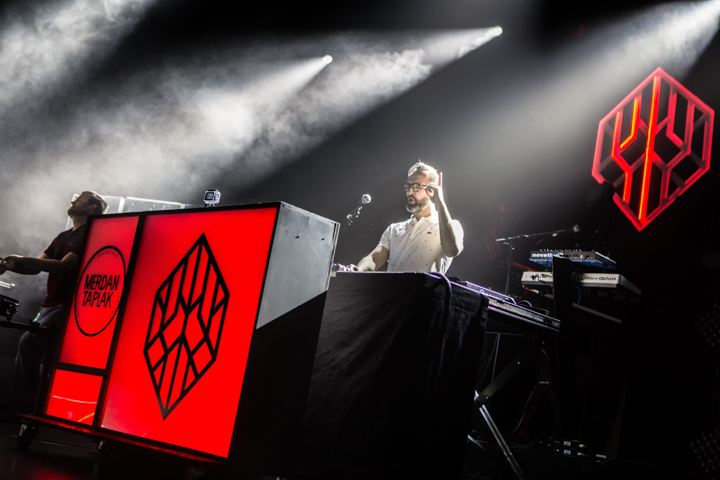 Merdan Taplak @ Ancienne Belgique, picture 10, photographed by Dorien Goetschalckx - FrontView Magazine