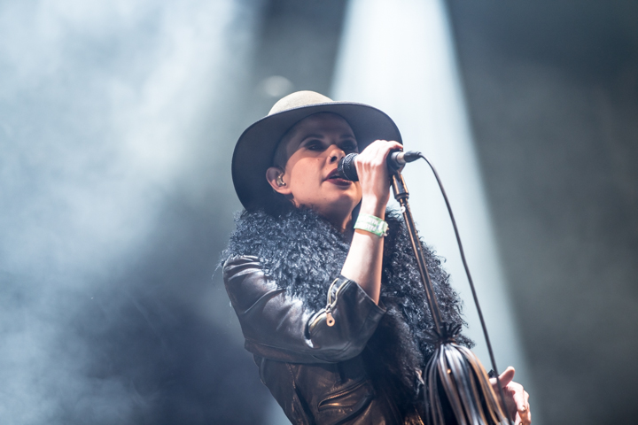 Kovacs @ Paaspop 2015, picture 4, photographed by Dorien Goetschalckx - FrontView Magazine