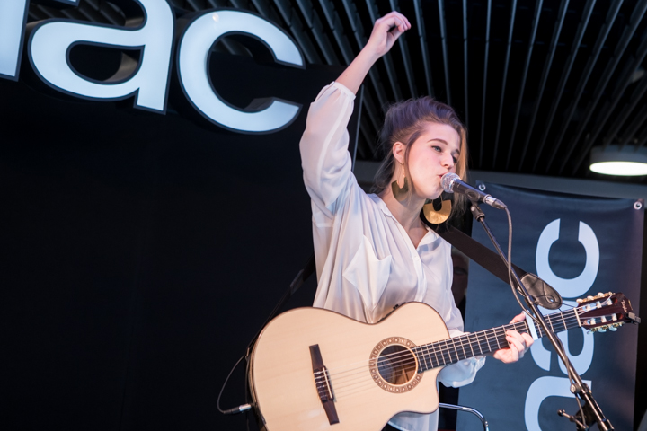 Selah Sue @ Fnac Antwerpen, picture 1, photographed by Dorien Goetschalckx - FrontView Magazine