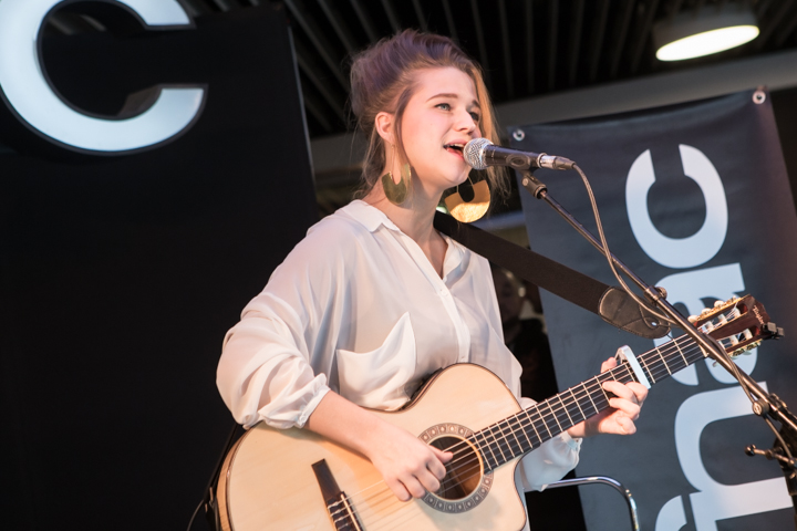 Selah Sue @ Fnac Antwerpen, picture 3, photographed by Dorien Goetschalckx - FrontView Magazine