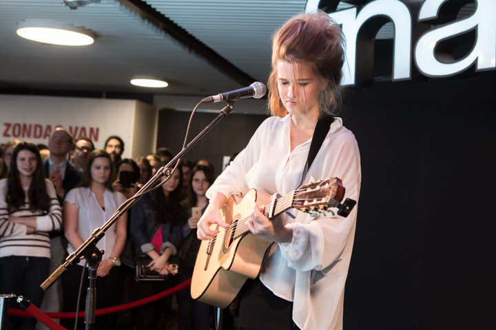 Selah Sue @ Fnac Antwerpen, picture 6, photographed by Dorien Goetschalckx - FrontView Magazine