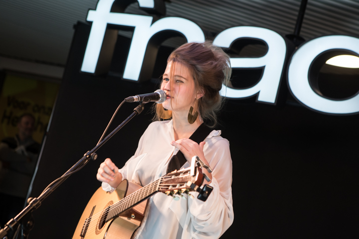 Selah Sue @ Fnac Antwerpen, picture 13, photographed by Dorien Goetschalckx - FrontView Magazine