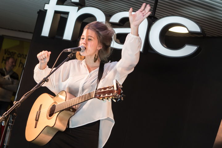 Selah Sue @ Fnac Antwerpen, picture 15, photographed by Dorien Goetschalckx - FrontView Magazine