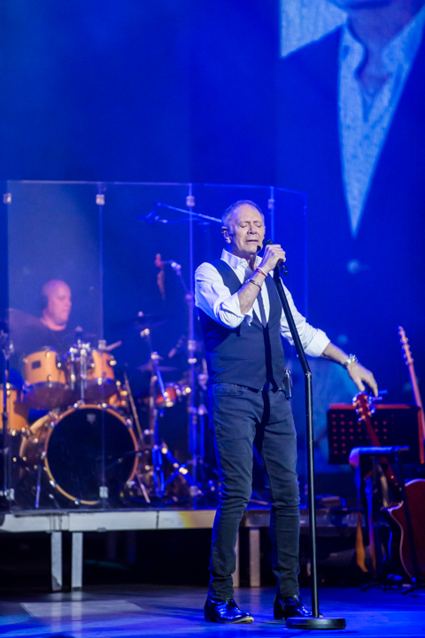 Rob de Nijs @ Capitole te Gent, picture 1, photographed by Guy Danneels - FrontView Magazine