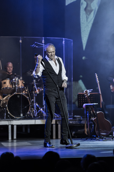 Rob de Nijs @ Capitole te Gent, picture 4, photographed by Guy Danneels - FrontView Magazine