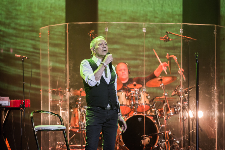 Rob de Nijs @ Capitole te Gent, picture 17, photographed by Guy Danneels - FrontView Magazine