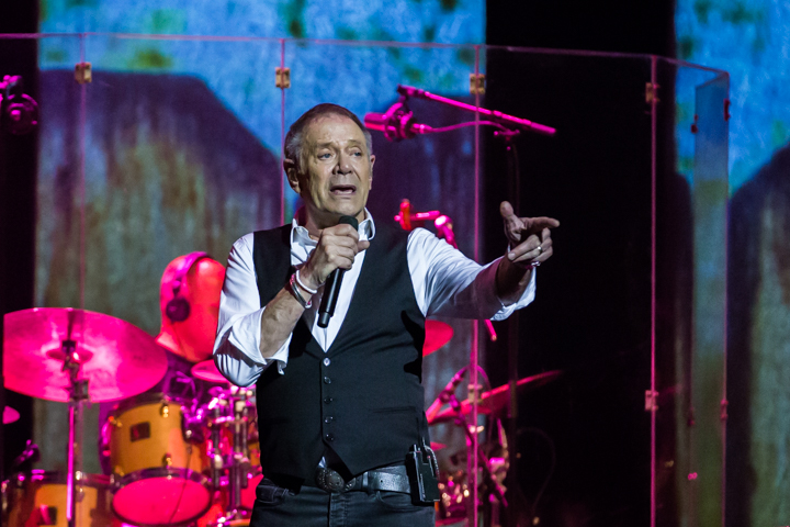 Rob de Nijs @ Capitole te Gent, picture 50, photographed by Guy Danneels - FrontView Magazine