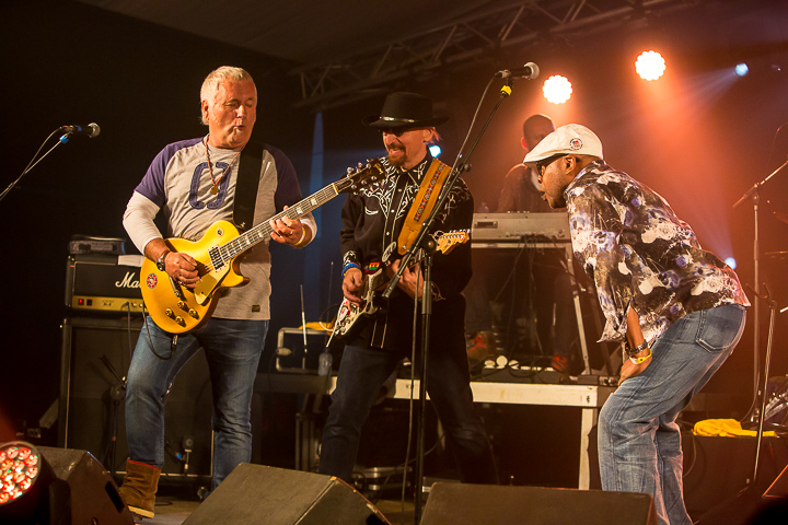 Chris Daniels & The Kings feat. Freddi Gowdy – J.R.Band @ Duvelblues, picture 4, photographed by Marc Verdonck - FrontView Magazine