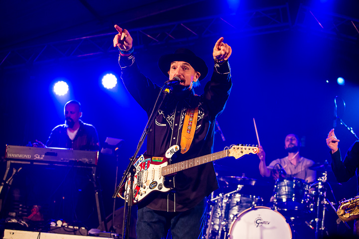 Chris Daniels & The Kings feat. Freddi Gowdy – J.R.Band @ Duvelblues, picture 31, photographed by Marc Verdonck - FrontView Magazine