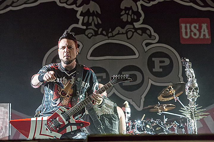 Five Finger Death Punch @ Rock Im Revier 2015, foto 3, foto's door Edwin Houdevelt - FrontView Magazine