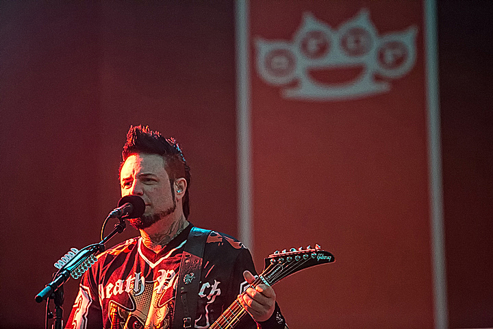 Five Finger Death Punch @ Rock Im Revier 2015, foto 28, foto's door Edwin Houdevelt - FrontView Magazine