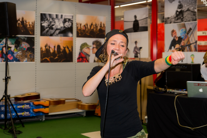 Slongs Dievanongs Live @ Media Markt Gent, picture 1, photographed by Jonas Wallecan - FrontView Magazine