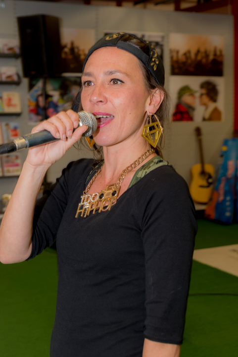 Slongs Dievanongs Live @ Media Markt Gent, picture 2, photographed by Jonas Wallecan - FrontView Magazine