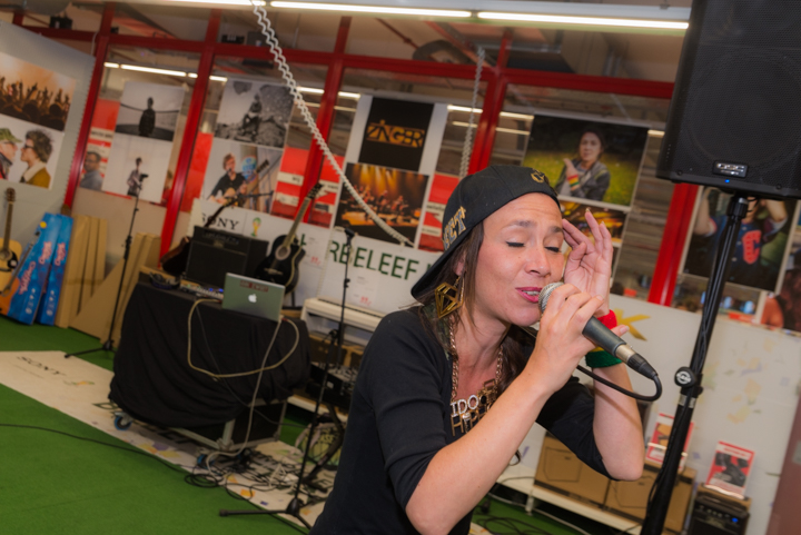 Slongs Dievanongs Live @ Media Markt Gent, picture 3, photographed by Jonas Wallecan - FrontView Magazine