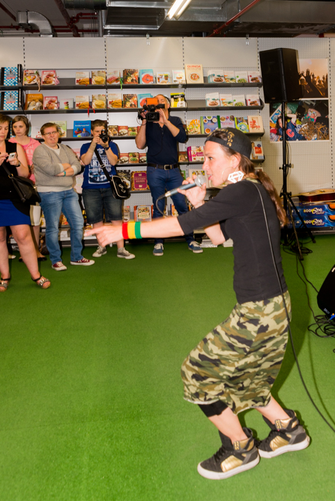Slongs Dievanongs Live @ Media Markt Gent, picture 4, photographed by Jonas Wallecan - FrontView Magazine