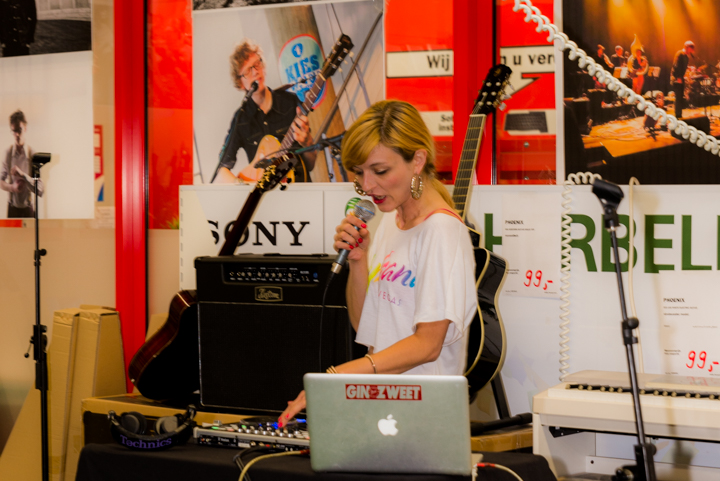 Slongs Dievanongs Live @ Media Markt Gent, picture 5, photographed by Jonas Wallecan - FrontView Magazine