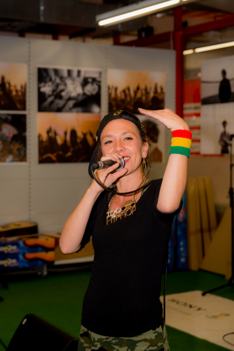 Slongs Dievanongs Live @ Media Markt Gent, picture 6, photographed by Jonas Wallecan - FrontView Magazine