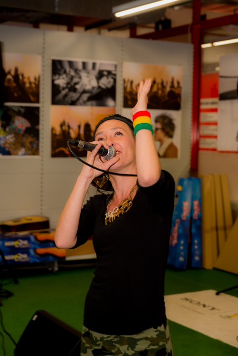 Slongs Dievanongs Live @ Media Markt Gent, picture 7, photographed by Jonas Wallecan - FrontView Magazine