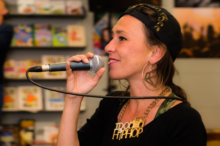 Slongs Dievanongs Live @ Media Markt Gent, picture 8, photographed by Jonas Wallecan - FrontView Magazine