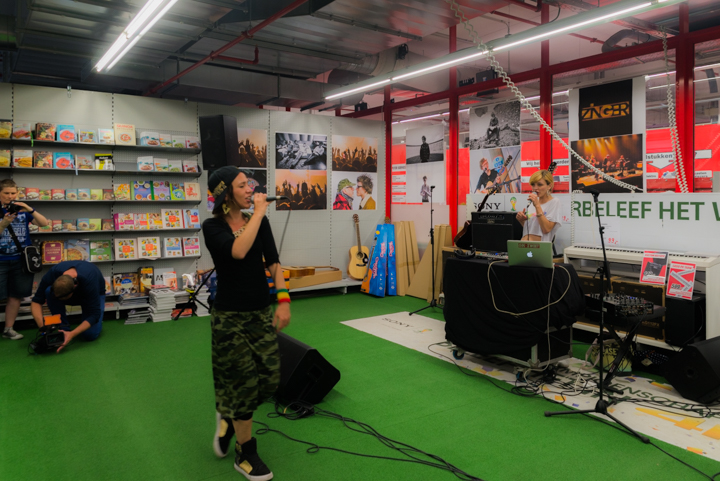 Slongs Dievanongs Live @ Media Markt Gent, picture 9, photographed by Jonas Wallecan - FrontView Magazine