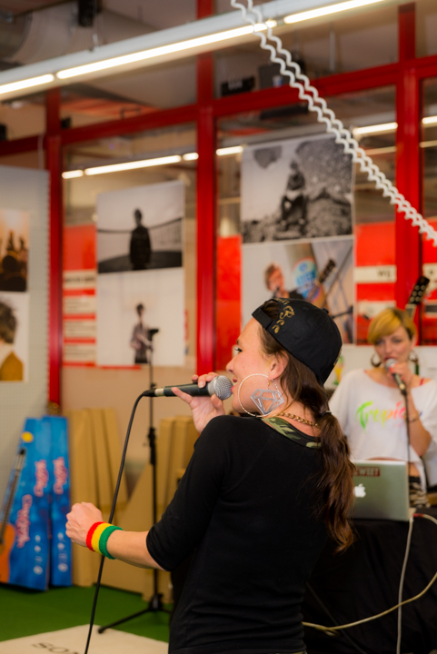 Slongs Dievanongs Live @ Media Markt Gent, picture 10, photographed by Jonas Wallecan - FrontView Magazine