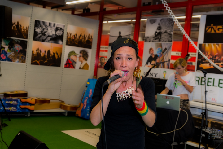 Slongs Dievanongs Live @ Media Markt Gent, picture 12, photographed by Jonas Wallecan - FrontView Magazine