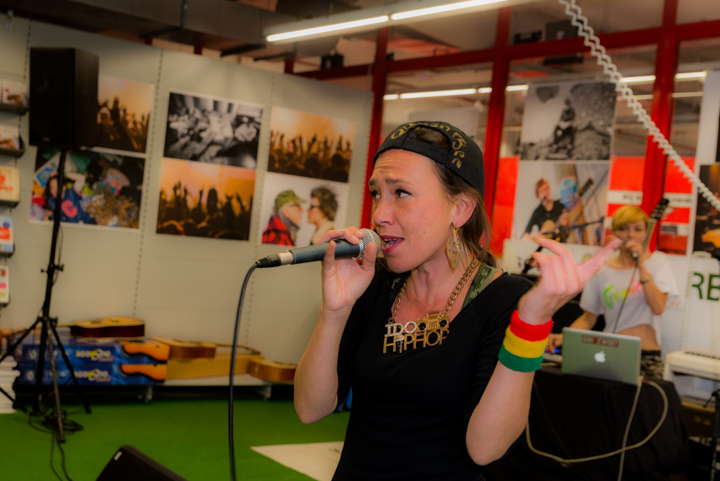 Slongs Dievanongs Live @ Media Markt Gent, picture 13, photographed by Jonas Wallecan - FrontView Magazine