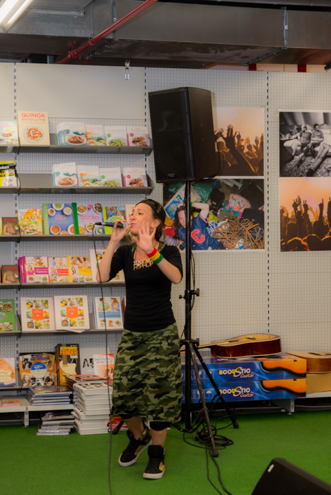 Slongs Dievanongs Live @ Media Markt Gent, picture 14, photographed by Jonas Wallecan - FrontView Magazine