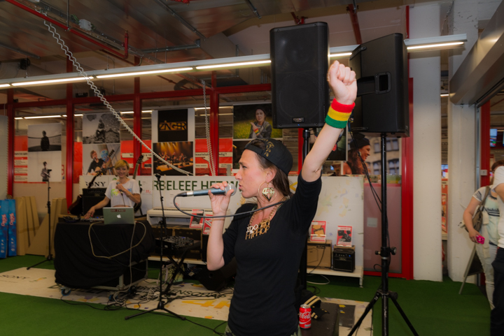 Slongs Dievanongs Live @ Media Markt Gent, picture 18, photographed by Jonas Wallecan - FrontView Magazine