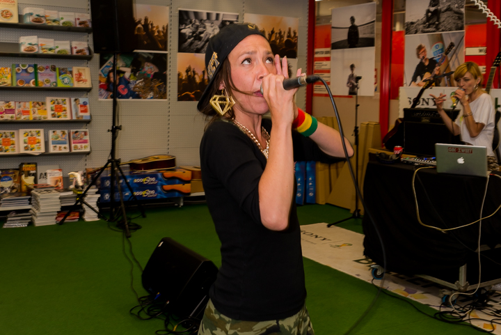 Slongs Dievanongs Live @ Media Markt Gent, picture 19, photographed by Jonas Wallecan - FrontView Magazine