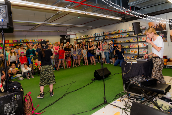 Slongs Dievanongs Live @ Media Markt Gent, picture 20, photographed by Jonas Wallecan - FrontView Magazine