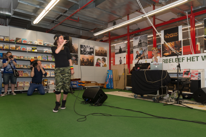 Slongs Dievanongs Live @ Media Markt Gent, picture 21, photographed by Jonas Wallecan - FrontView Magazine