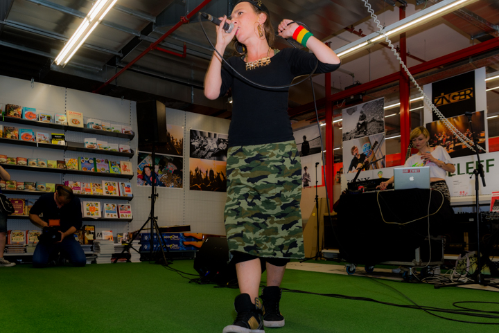 Slongs Dievanongs Live @ Media Markt Gent, picture 22, photographed by Jonas Wallecan - FrontView Magazine