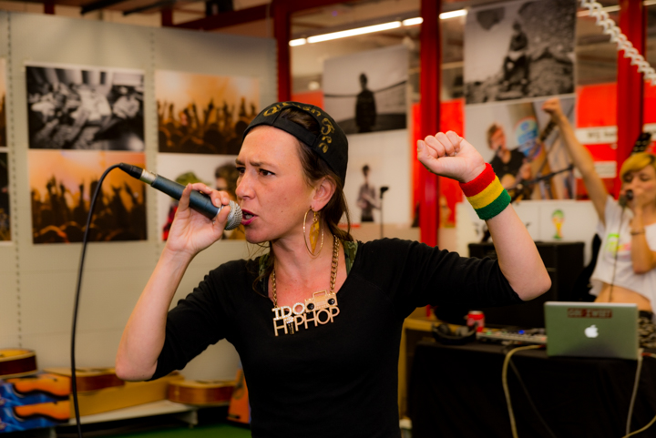 Slongs Dievanongs Live @ Media Markt Gent, picture 23, photographed by Jonas Wallecan - FrontView Magazine