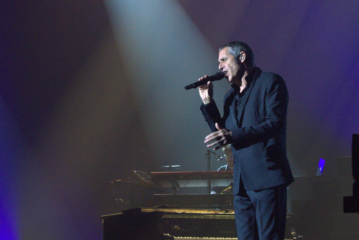 Julien Clerc @ Vorst Nationaal, foto 8, foto's door Bart Baevegems - FrontView Magazine