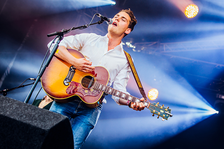 Douwe Bob @ Retropop 2015, picture 3, photographed by Elke Briers - FrontView Magazine