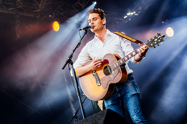 Douwe Bob @ Retropop 2015, picture 4, photographed by Elke Briers - FrontView Magazine