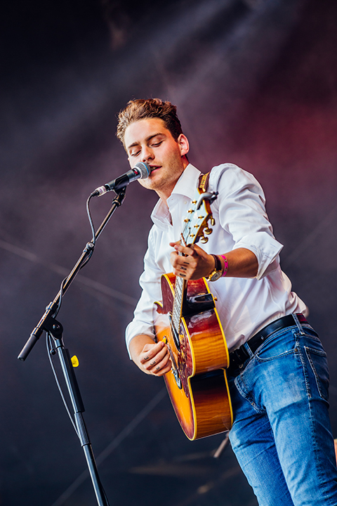 Douwe Bob @ Retropop 2015, picture 5, photographed by Elke Briers - FrontView Magazine