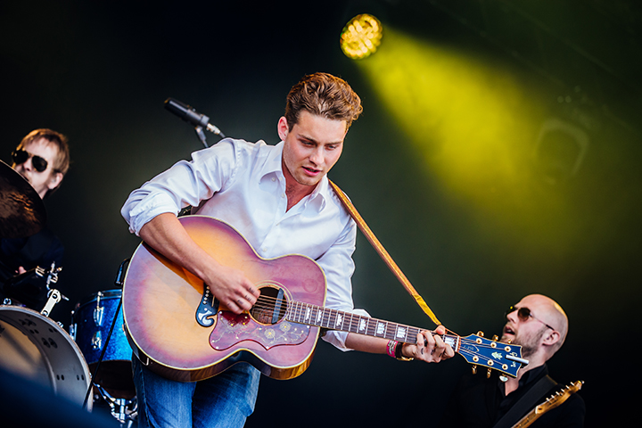Douwe Bob @ Retropop 2015, picture 8, photographed by Elke Briers - FrontView Magazine