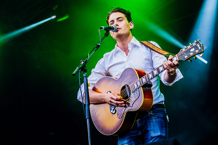 Douwe Bob @ Retropop 2015, picture 9, photographed by Elke Briers - FrontView Magazine