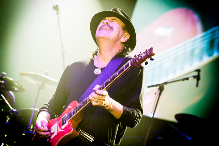 Santana The Corazon tour, picture 12, photographed by Tom Stessens - FrontView Magazine