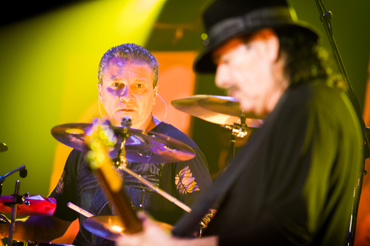 Santana The Corazon tour, picture 15, photographed by Tom Stessens - FrontView Magazine