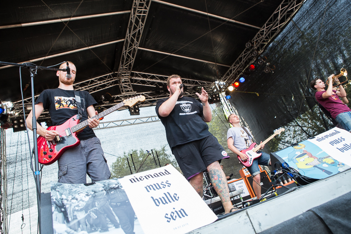 Feine Sahne Fischfilet @ Vainstream Rockfest 2015, picture 10, photographed by Dorien Goetschalckx - FrontView Magazine