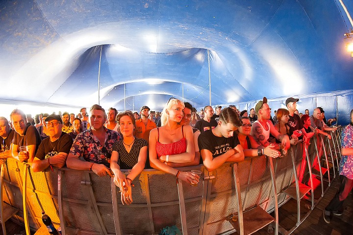 Sfeer en publiek @ Sjock Rock 2015, foto 2, foto's door Edwin Houdevelt - FrontView Magazine