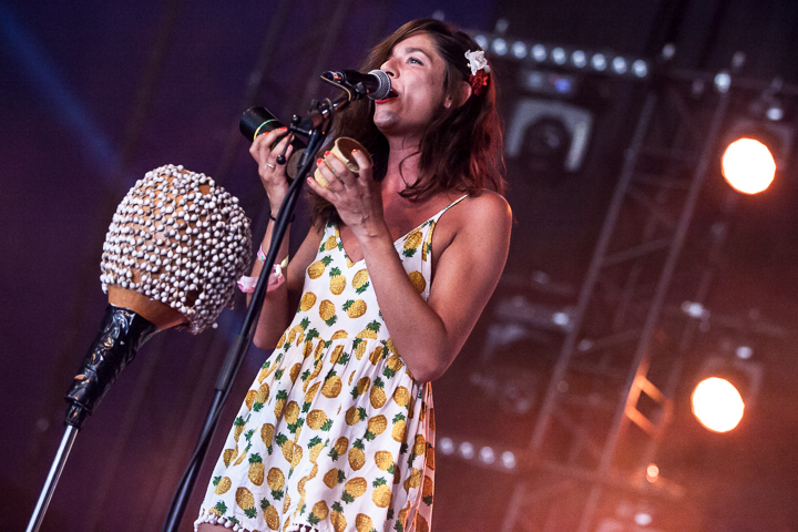 FùGù Mango meets Binti @ Dour 2015, picture 2, photographed by Dorien Goetschalckx - FrontView Magazine