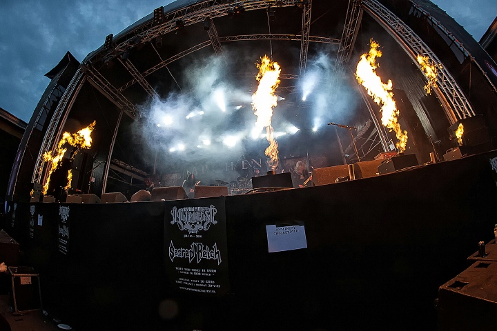 Arch Enemy @ DynamoMetal Fest 2015, foto 11, foto's door Edwin Houdevelt - FrontView Magazine
